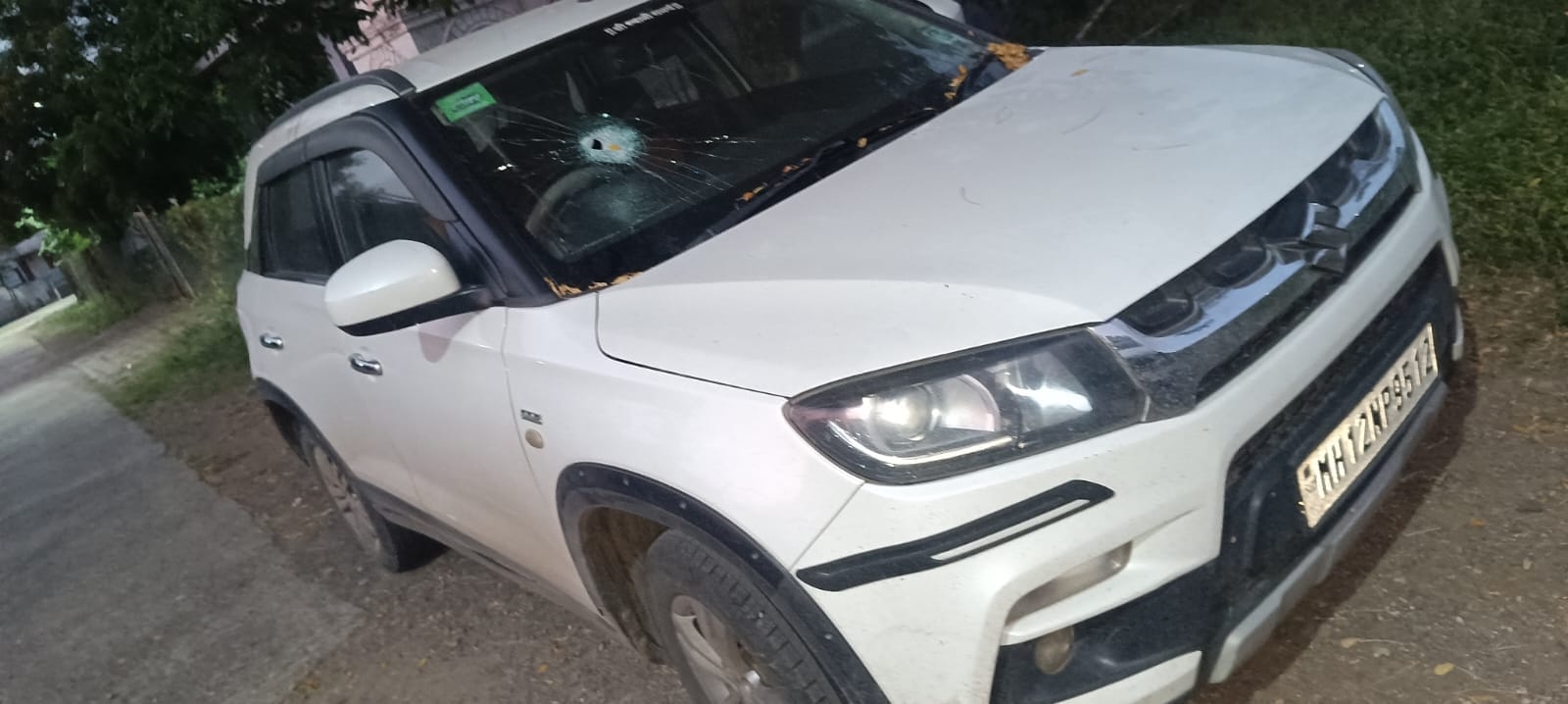 तहसीलदारांच्या खासगी वाहनाच्या काचेचे नुकसान