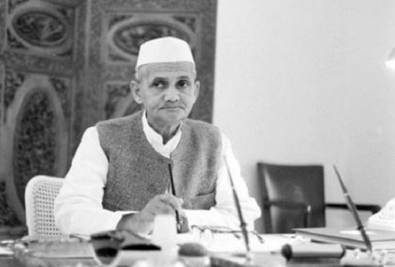 लालबहादुर शास्त्री म्हणजे साधेपणा आणि महानतेची प्रतिकृती लालबहादुर शास्त्री म्हणजे साधेपणा आणि महानतेची प्रतिकृती