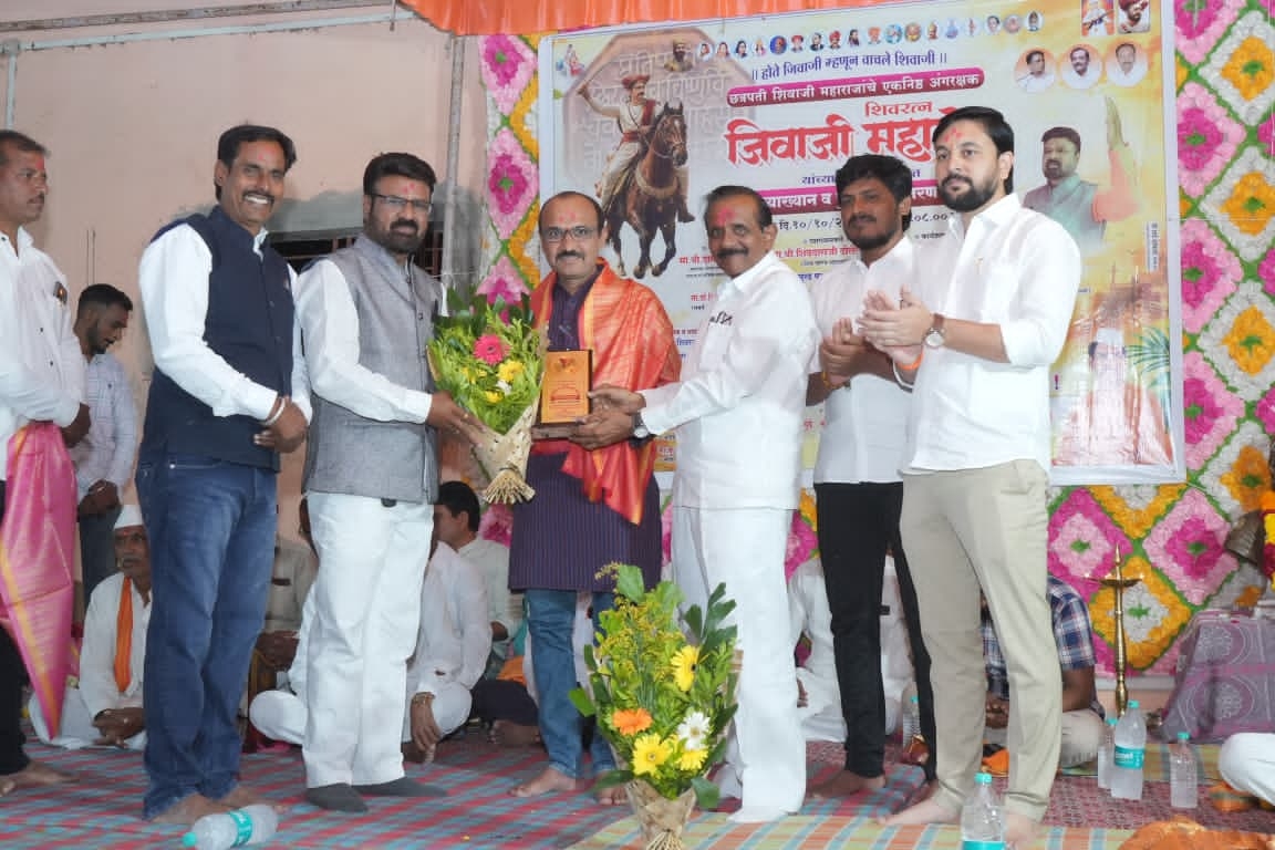 स्थानिक पत्रकार आनंद राजे जाधव यांना या भव्य कार्यक्रमात उपस्थित मान्यवरांच्या हस्ते स्थानिक पत्रकार आनंद राजे जाधव यांना या भव्य कार्यक्रमात उपस्थित मान्यवरांच्या हस्ते