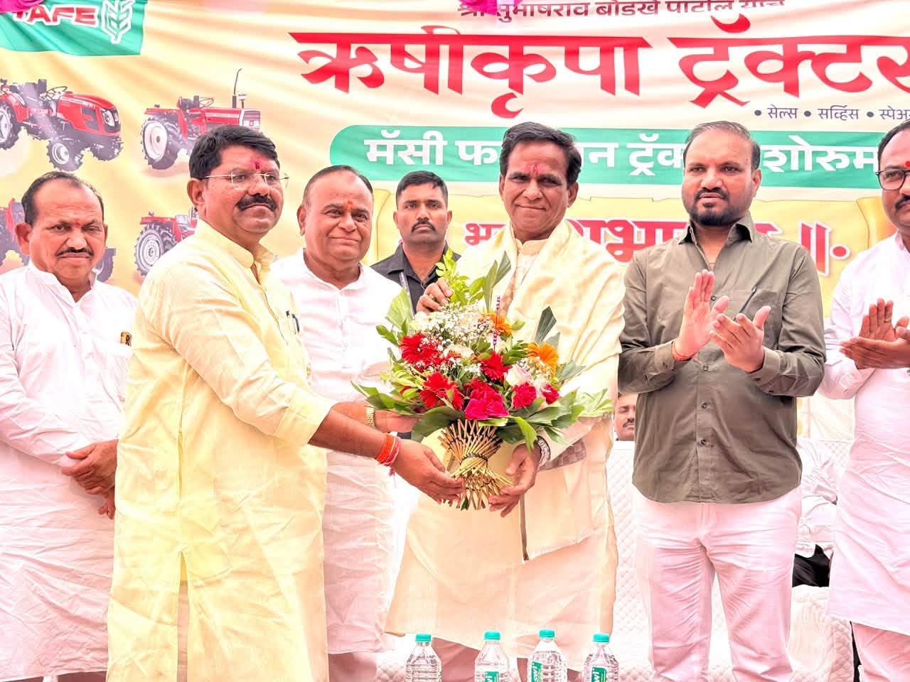 न्यू मोंढा, जालना येथे ऋषीकृपा ट्रॅक्टर्सच्या शोरूमचे उद्घाटन करताना माजी केंद्रीय मंत्री रावसाहेब पाटील दानवे, सुभाषराव बोडखे व उपस्थित मान्यवर.