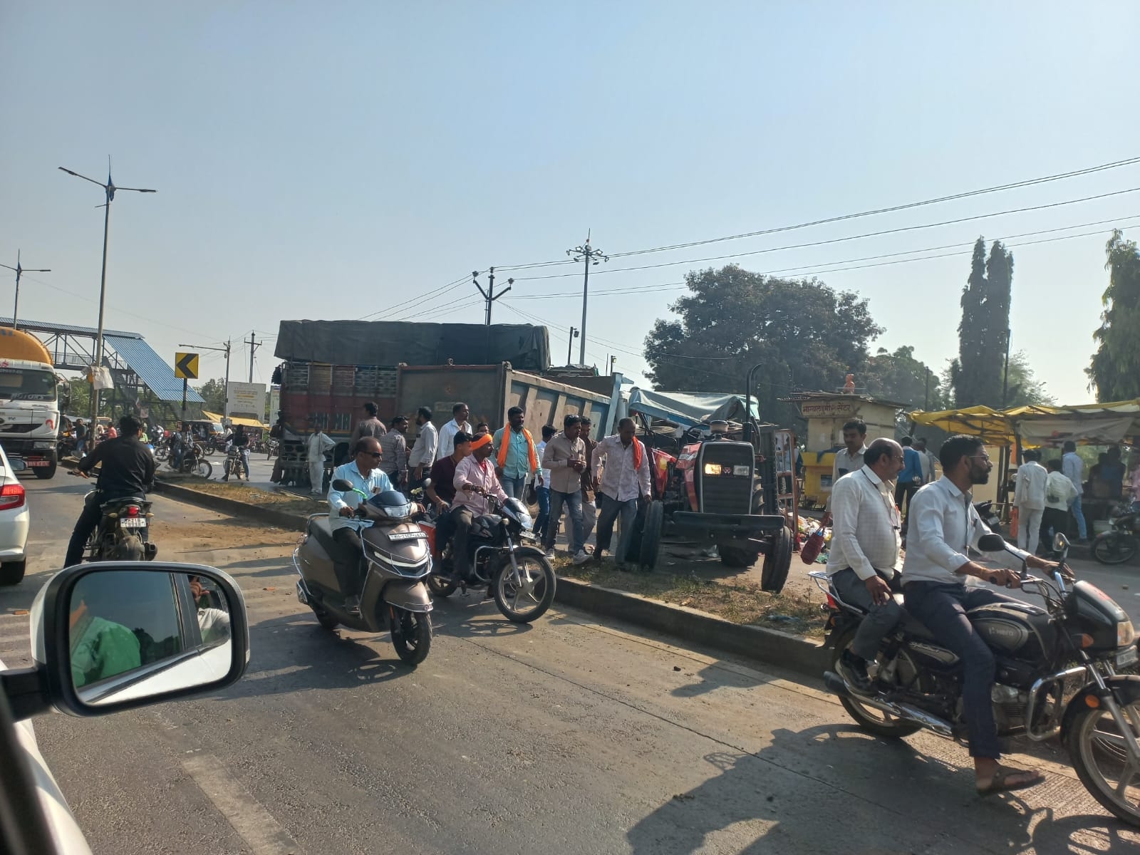 ट्रक, टिप्पर आणि ट्रॅक्टरचा विचित्र तिहेरी अपघात