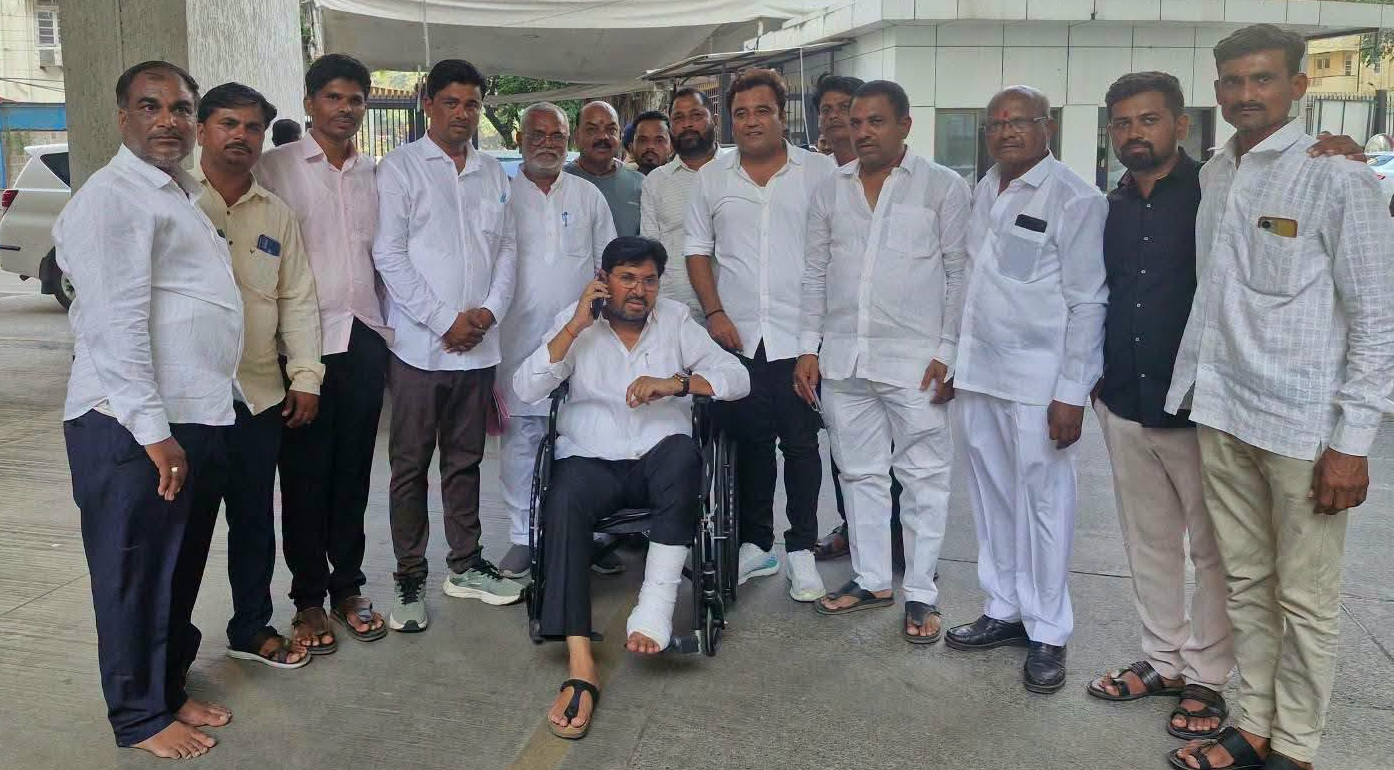 पायाला फ्रॅक्चर, पण शेतकऱ्यांच्या कल्याणासाठी व्हीलचेअरवरून मंत्रालयाची वारी; आमदार अर्जुनराव खोतकरांच्या पाठपुराव्याला यश!