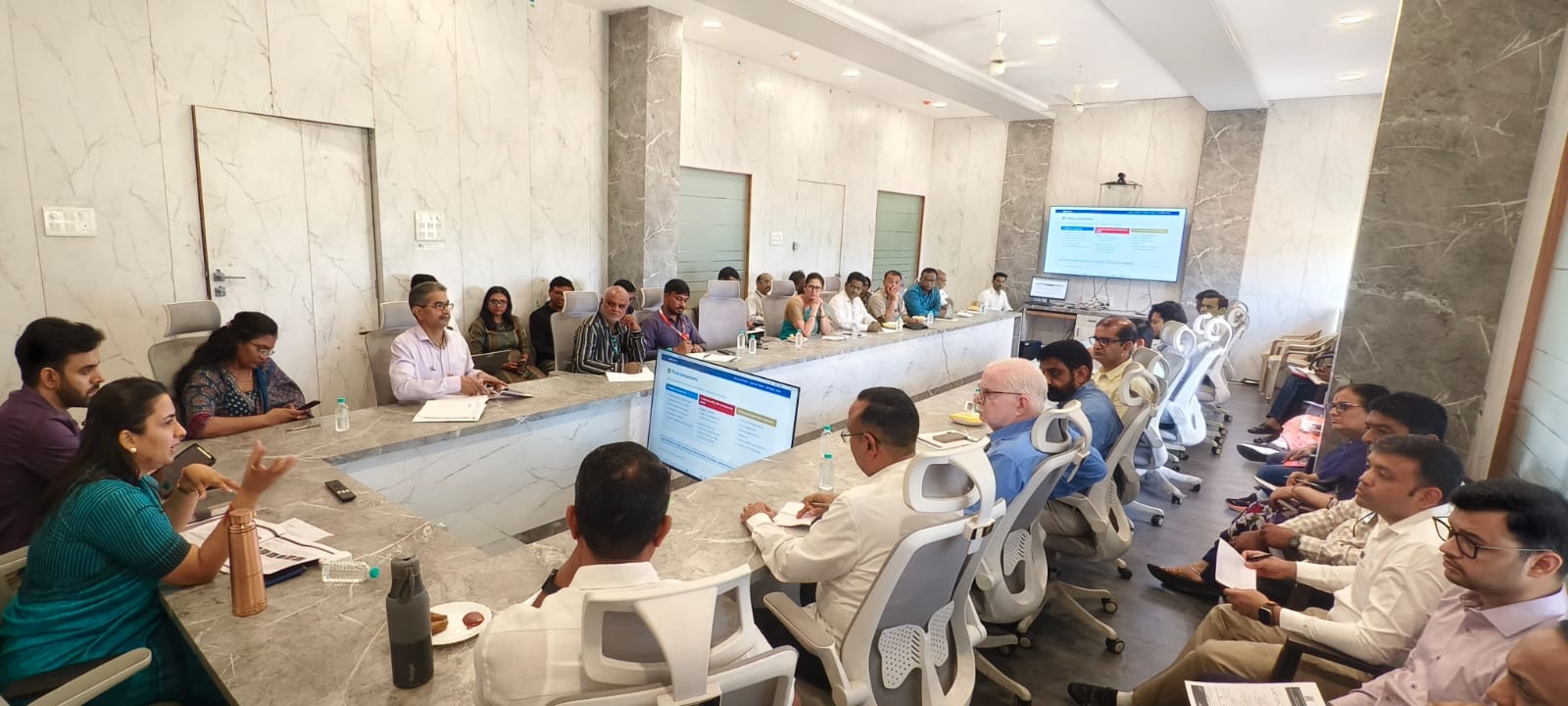 जालना जिल्ह्यातील दुष्काळाला उद्योजक, स्वयंसेवी संस्थांचा आधार 
जिल्हाधिकारी आशिमा मित्तल यांचे गाव दत्तक अभियान