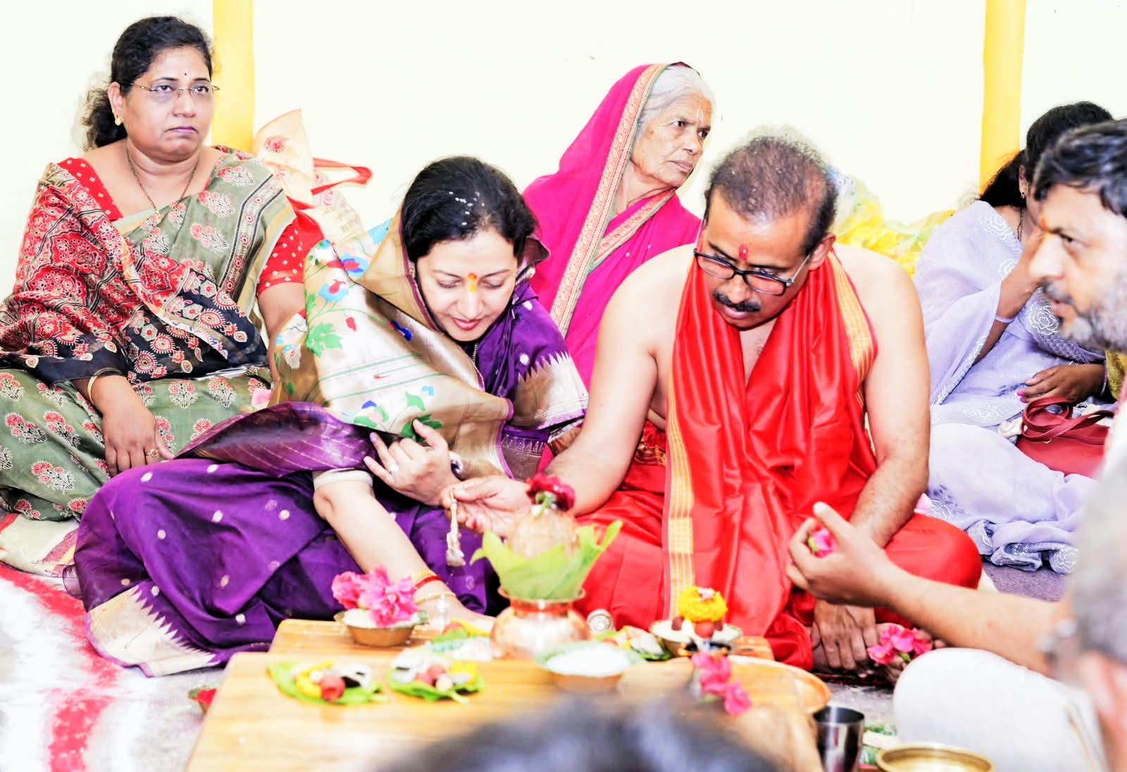 देवीचे माजी मंत्री राजेश टोपे यांनी मनोभावे दर्शन घेतले. देवीचे माजी मंत्री राजेश टोपे यांनी मनोभावे दर्शन घेतले.