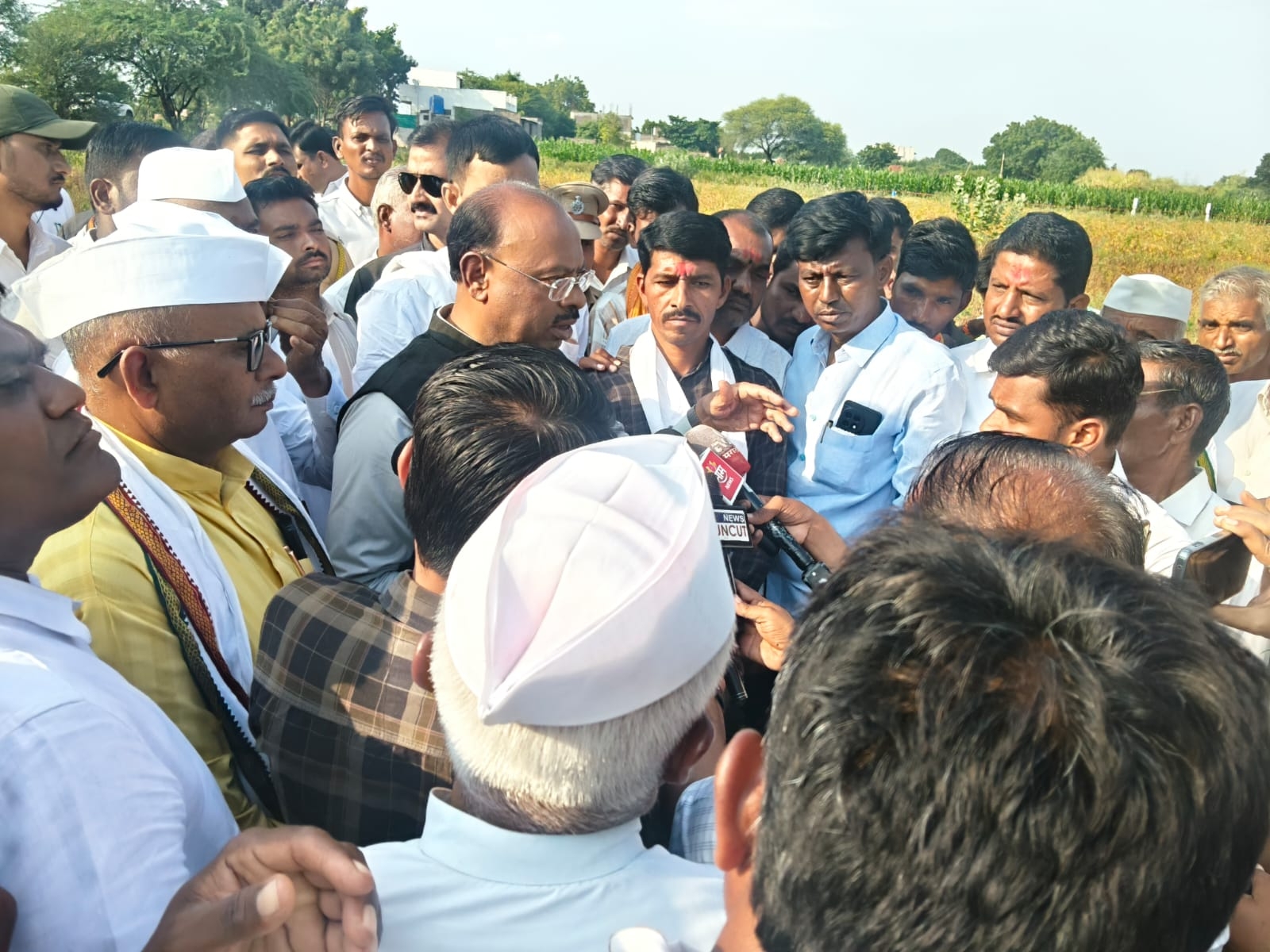 जालना जिल्ह्यात दुष्काळी परिस्थितीची पाहणी करत महसूल मंत्र्यांनी पंचनामे आणि मदतीचे आश्वासन दिले.  