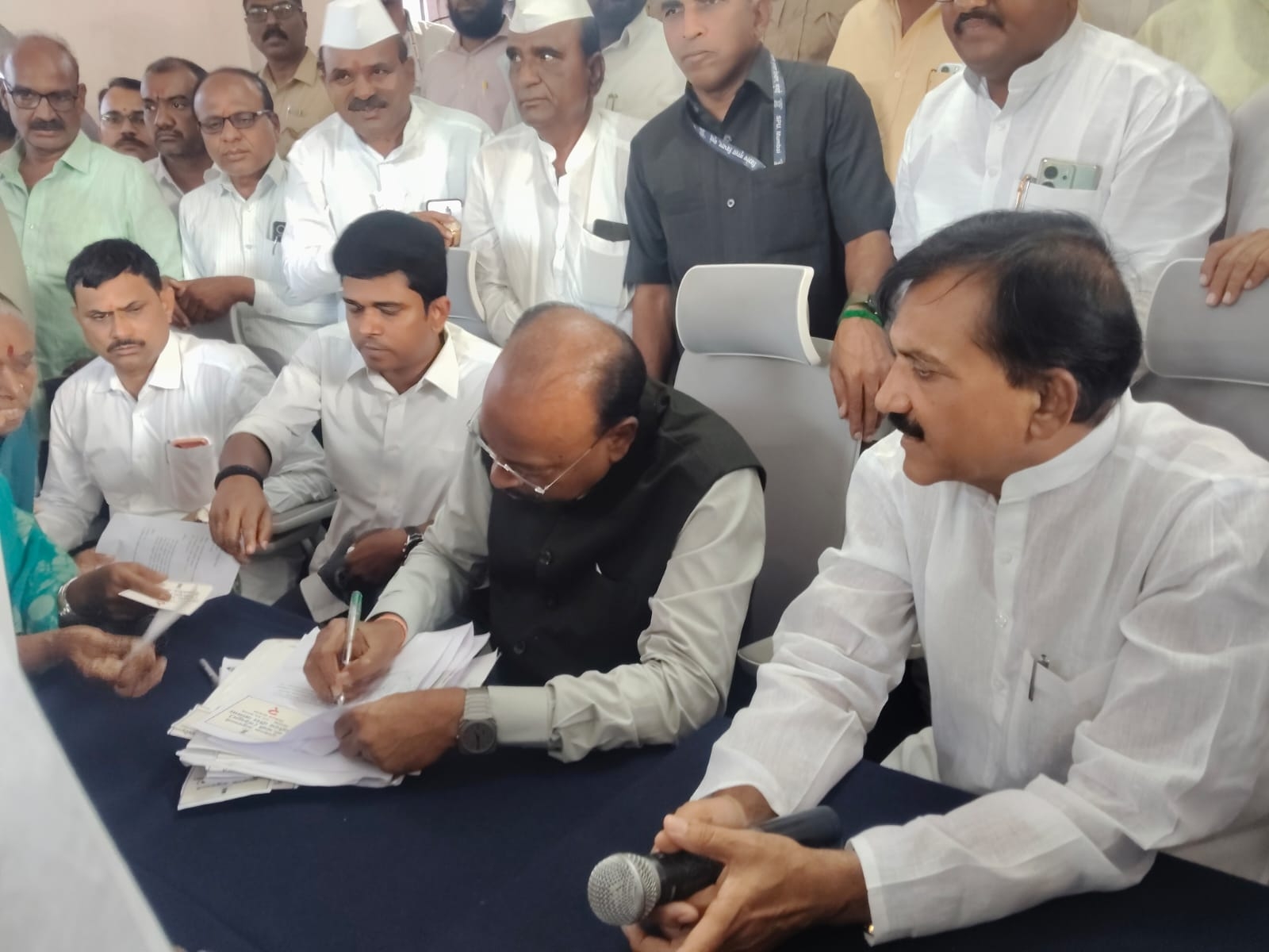 नागरिकांचीही गाऱ्हाणी ऐकली