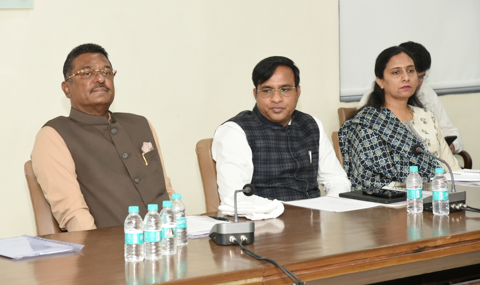 एसटी बसस्थानकांवरील अस्वच्छतेस विभाग नियंत्रक जबाबदार- परिवहन मंत्री प्रताप सरनाईक