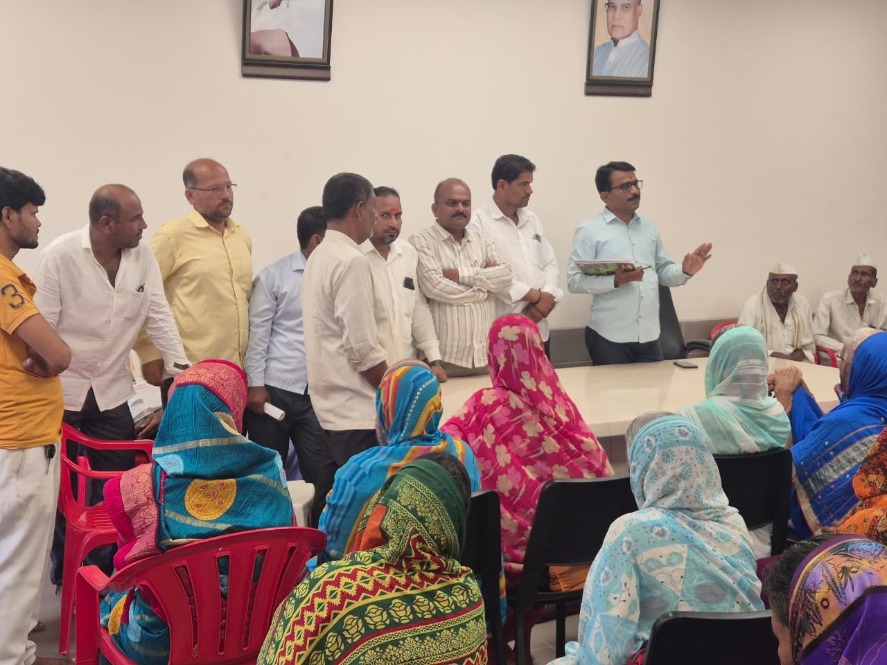 नेत्रशस्त्रक्रिया मोफत करून ग्रामीण आरोग्यसेवेचा वेगळा आदर्श निर्माण केला आहे.