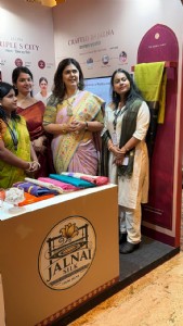 'बाॅम्बे टाईम्स फॅशन वीक' मध्ये जालनाई सिल्क साड्यांच्या स्टाॅलने वेधले फॅशन डिझायनर्सचे लक्ष !