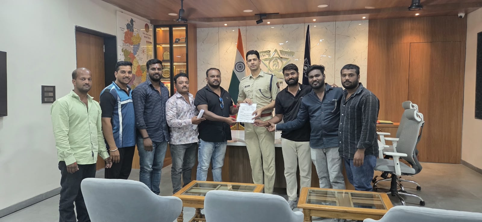 पदाधिकाऱ्यांनी जिल्हाधिकारी तसेच पोलीस अधीक्षक यांना निवेदन सादर केले.