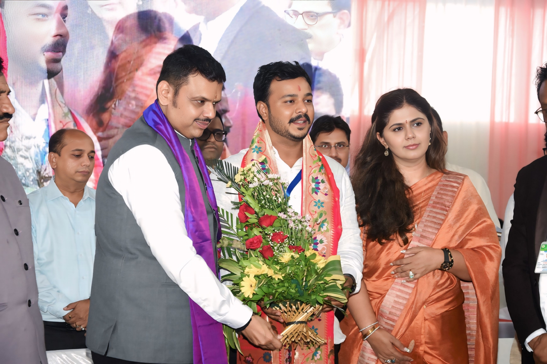 रेशीम शेतीतील योगदानाबद्दल भाऊसाहेब निवदे यांचा मुख्यमंत्र्यांच्या हस्ते सन्मान