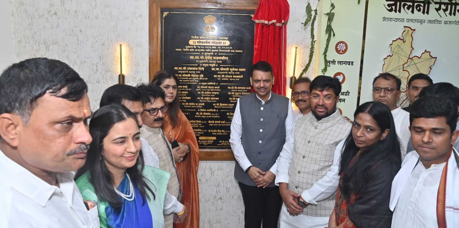 रेशीम उत्पादनाच्या 'जालनाई ब्रँड 'चा जालन्यातून देवेंद्र फडणवीस यांच्या हस्ते शुभारंभ