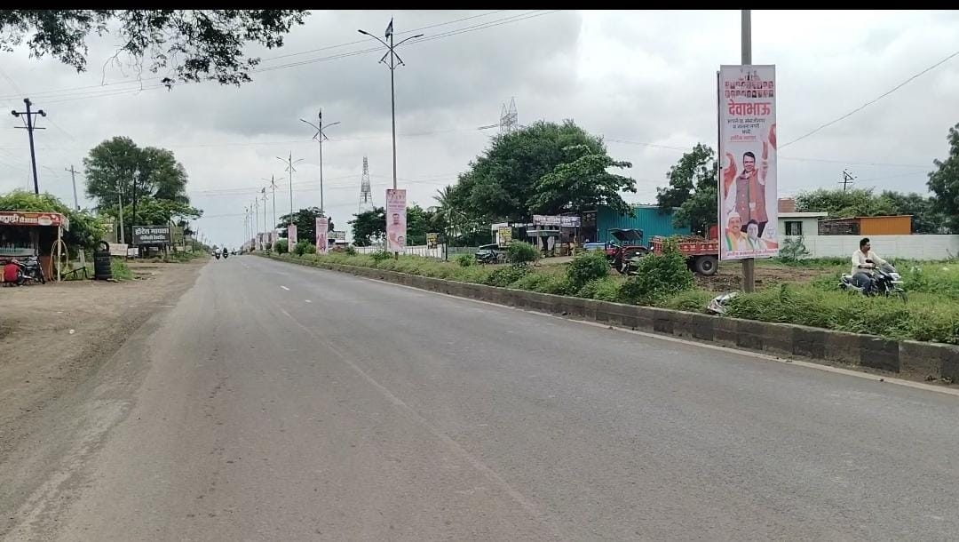 खांब उभे, मात्र रस्ता अंधारात