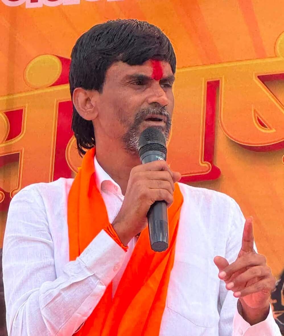 अंतरवाली सराटी येथे पार पडलेल्या बैठकीत बोलताना त्यांनी सरकारवर जोरदार टीका केली