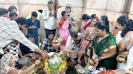 हर हर महादेवच्या गजराने शिवालये दुमदुमली