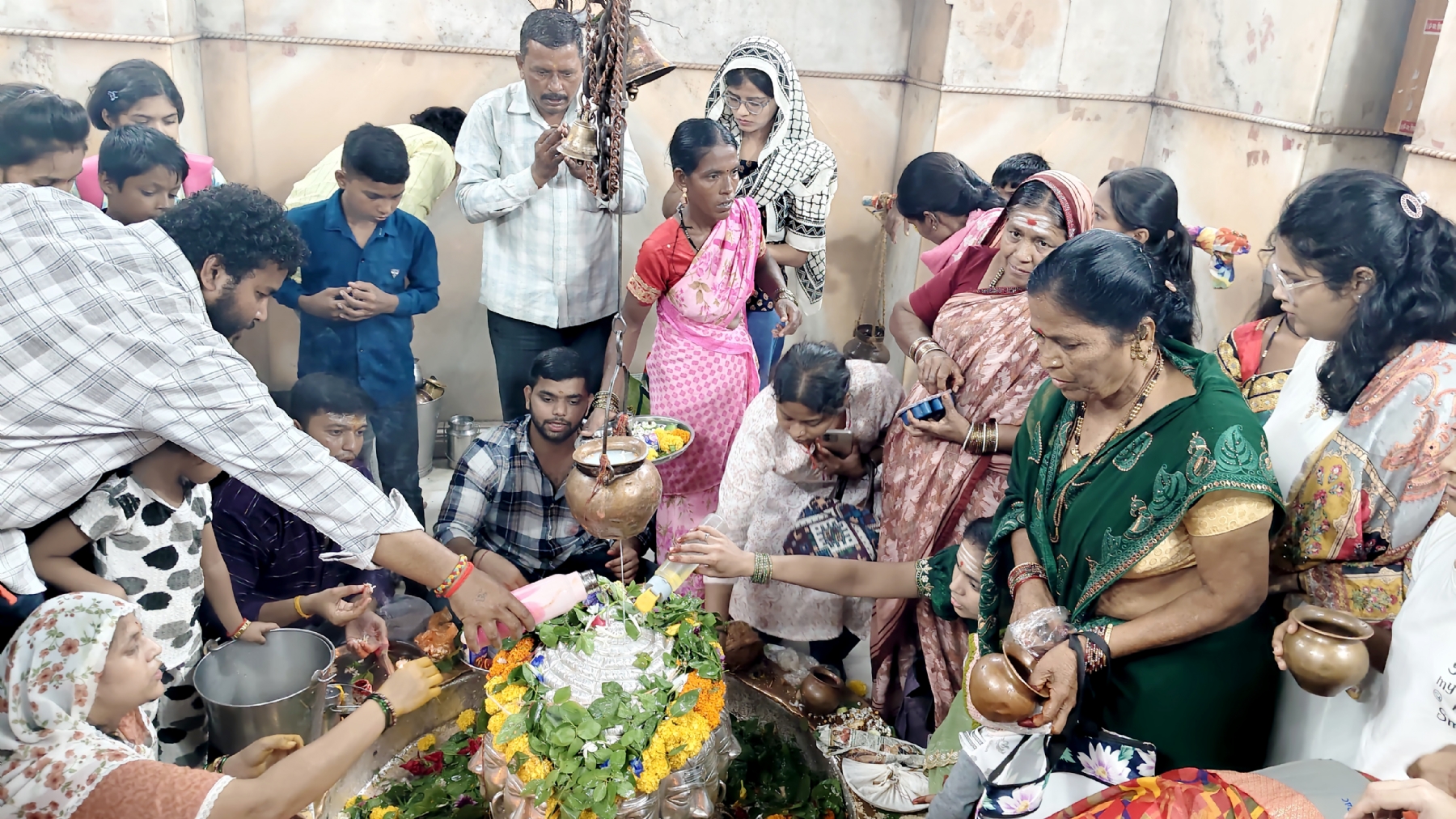 महादेवच्या गजराने शिवालये दुमदुमून गेली होती.