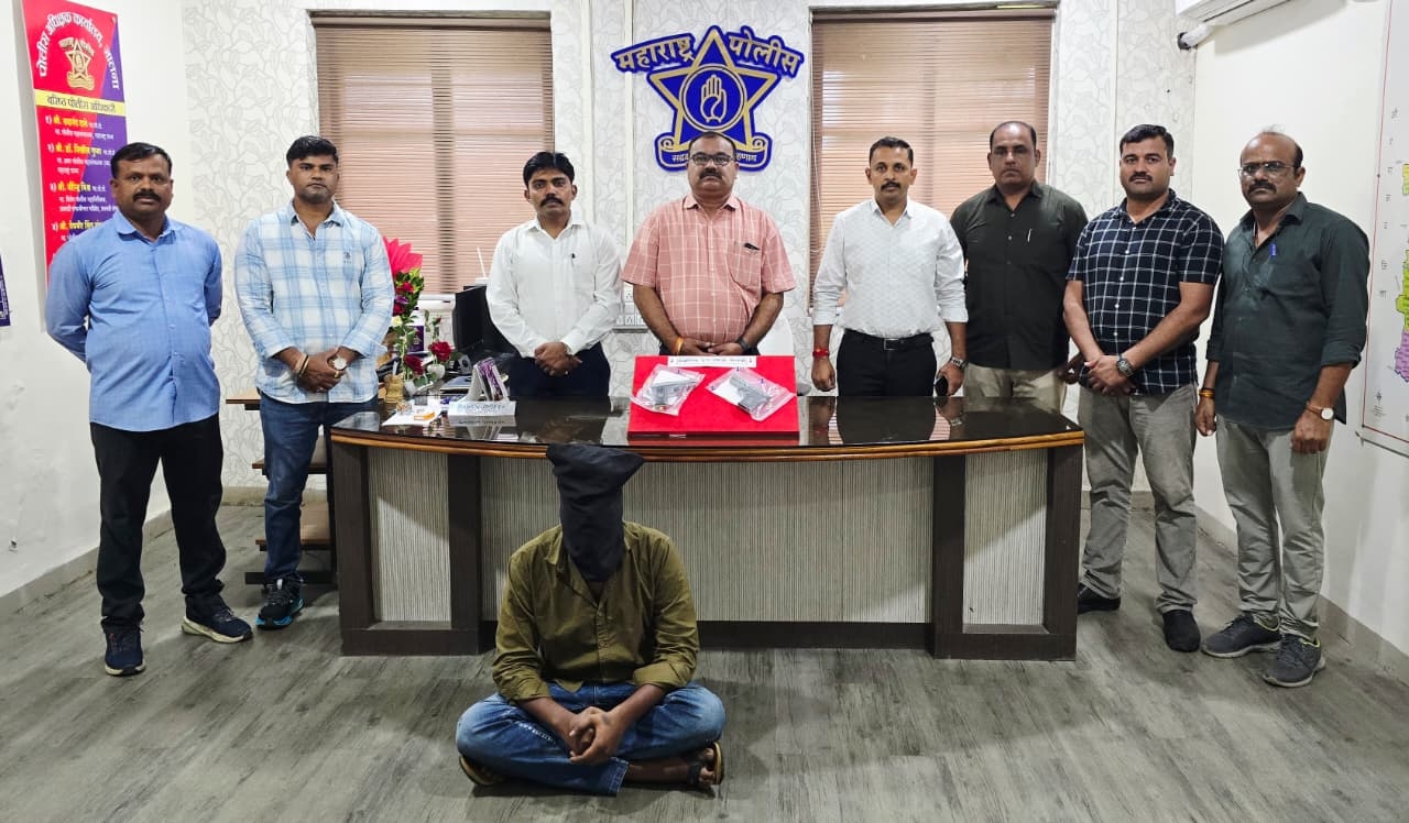 जालना शहरातील रेवगाव रोडवर सुमित ऊर्फ गोल्या राजु भुरे यास दोन गावठी पिस्टलसह पोलिसांनी ताब्यात घेतले