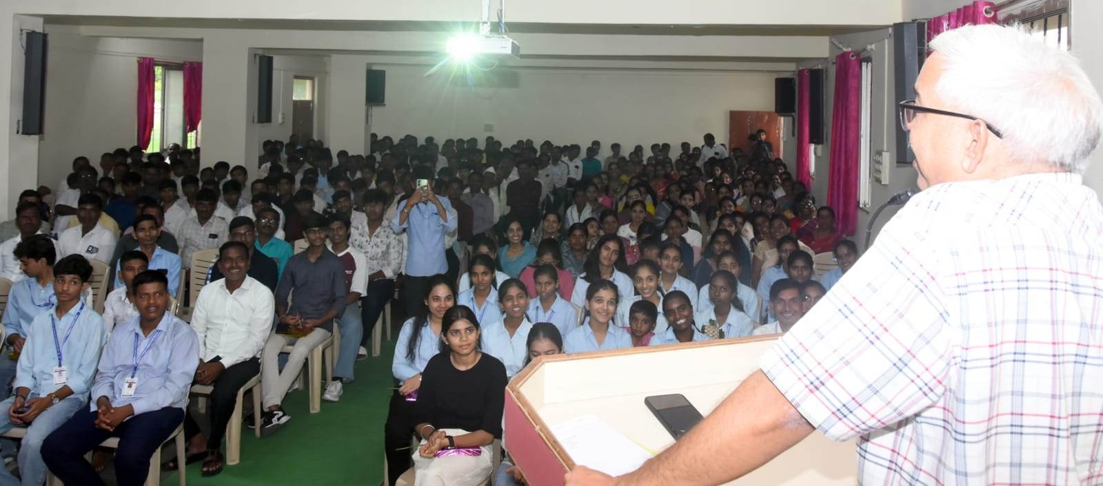 विद्यार्थ्यांनी तांत्रिक शिक्षणासोबतच विविध कौशल्ये आत्मसात करावीत- शिऊरकर