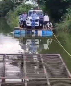 खाकीचा थरारक प्रवास! पुलाअभावी टेंभुर्णी पोलिसांची विदर्भ सीमेवर 'बोट' कसरत;