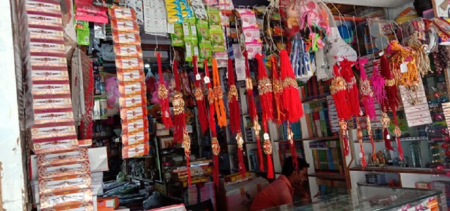 कलाकुसरीच्या राख्यांना पसंती; रंगीबेरंगी राख्यांनी सजली घनसावंगीची बाजारपेठ