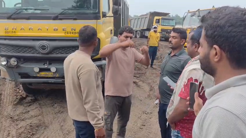 आरोपींनी महसूल पथकाला धक्काबुक्की करत शिवीगाळ केली 