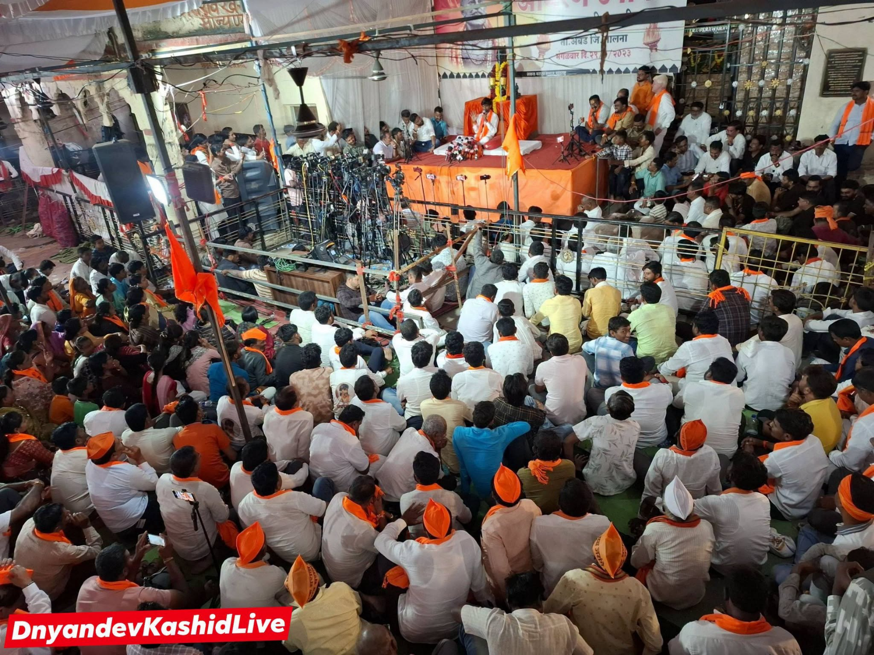 अंतरवाली सराटीत कार्यकर्ते व समर्थकांची मोठ्या प्रमाणात गर्दी झाली आहे. 