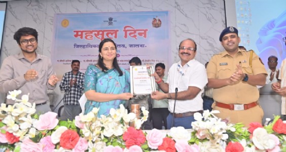 नागरिकांना केंद्र बिंदू ठेवून महसूल विभागाने काम करणे आवश्यक