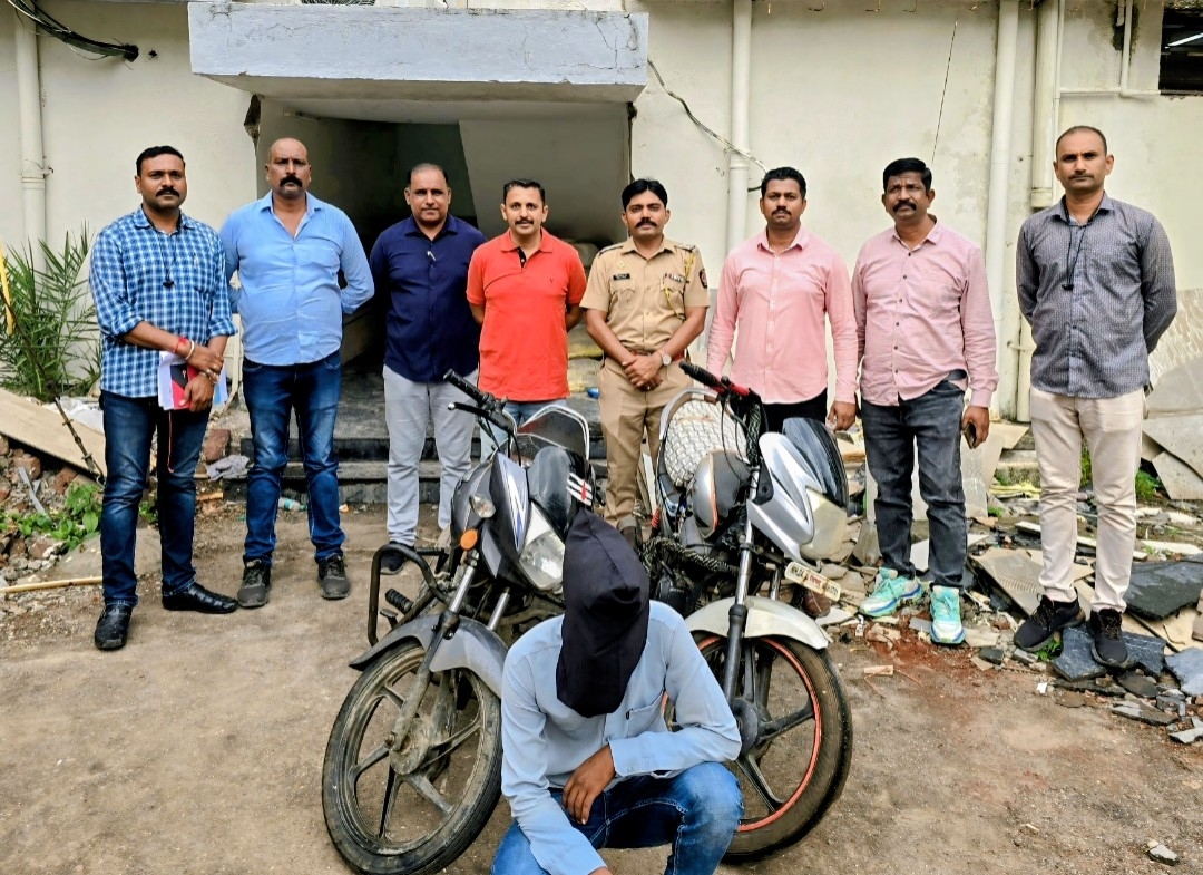 मोटारसायकल चोरीप्रकरणी कारवाई करताना जालना स्थानिक गुन्हे शाखेचे पथक.