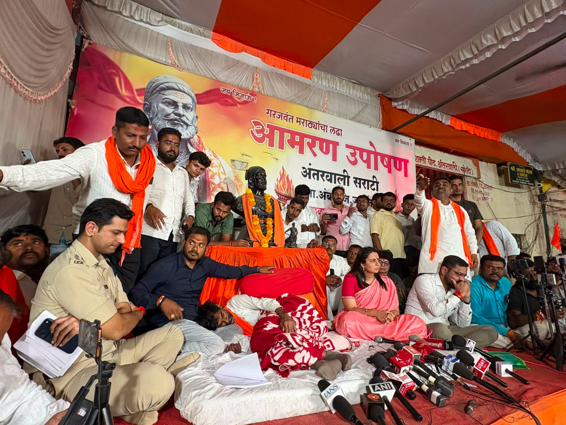 मनोज जरांगे यांची जिल्हाधिकारी आशिमा मित्तल व पोलिस अधीक्षक तेगबीर संधू यांनी मंगळवारी रात्री उशिरा भेट