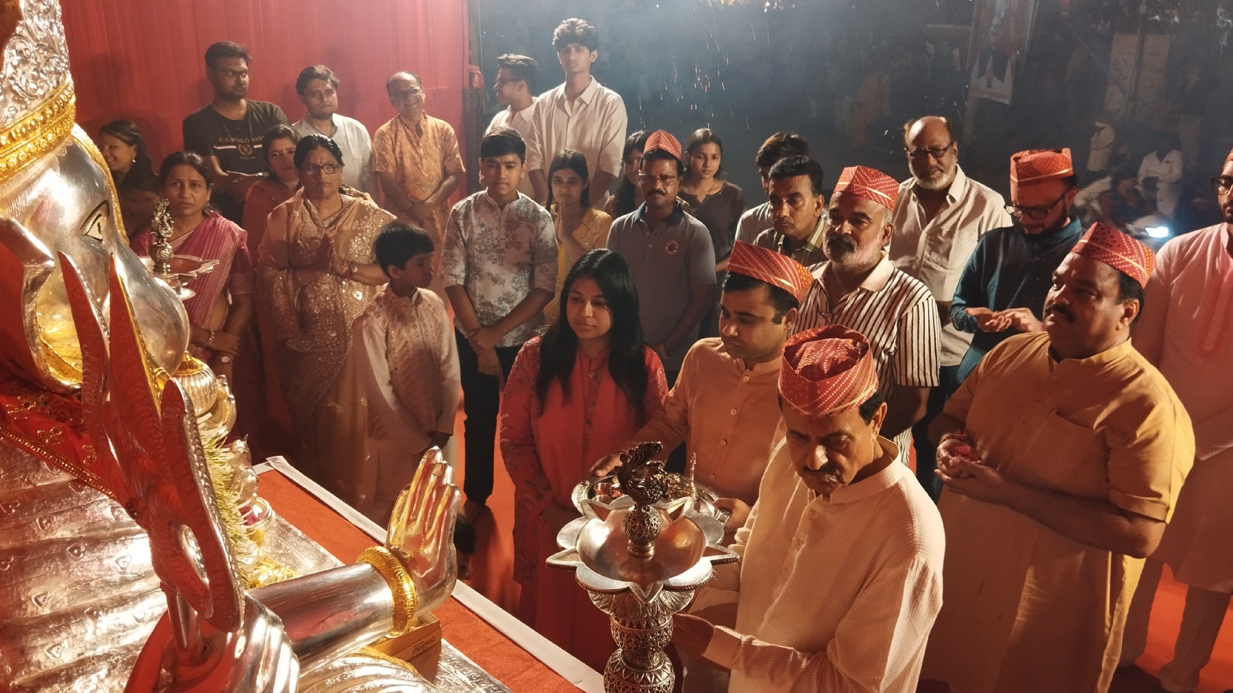 उद्योजक रामनिवास मानधना, राहुल किशोर अग्रवाल ( रुपम) परिवारातील सदस्यांच्या हस्ते विधीवत पूजन