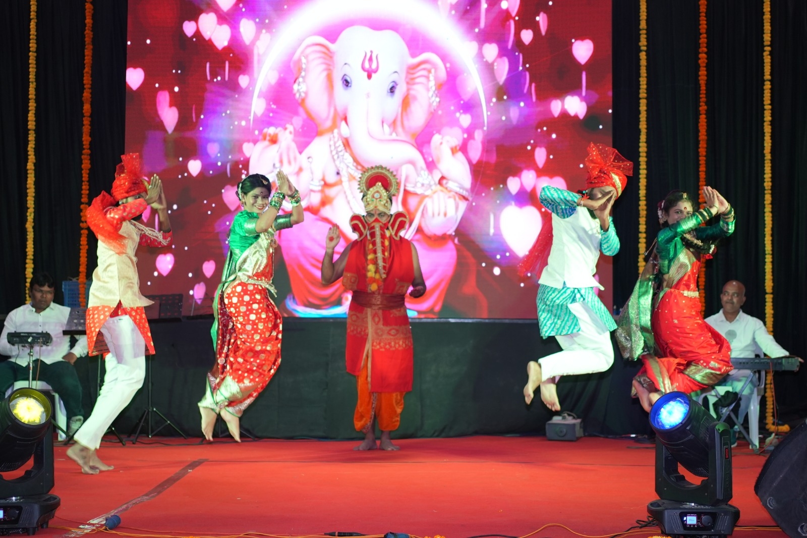 जालना येथे झालेल्या या कार्यक्रमात ढोल-ताशांचा निनाद, गीत-संगीत, नृत्य आणि नाट्याच्या माध्यमातून महाराष्ट्राच्या समृद्ध सांस्कृतिक परंपरेचे दर्शन घडले. जालना येथे झालेल्या या कार्यक्रमात ढोल-ताशांचा निनाद, गीत-संगीत, नृत्य आणि नाट्याच्या माध्यमातून महाराष्ट्राच्या समृद्ध सांस्कृतिक परंपरेचे दर्शन घडले.