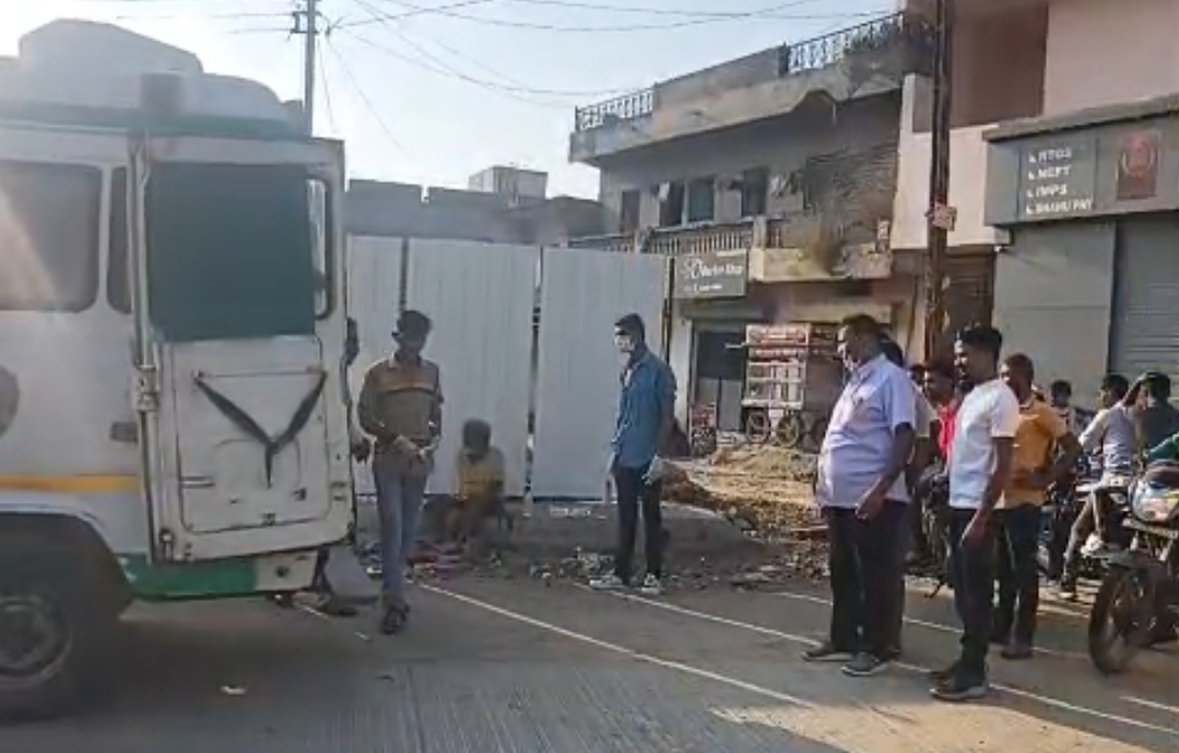मानवतेचे दर्शन! वालसावंगी येथील वैद्यकीय अधिकाऱ्याच्या पुढाकाराने वाचले एका रुग्णाचे प्राण.