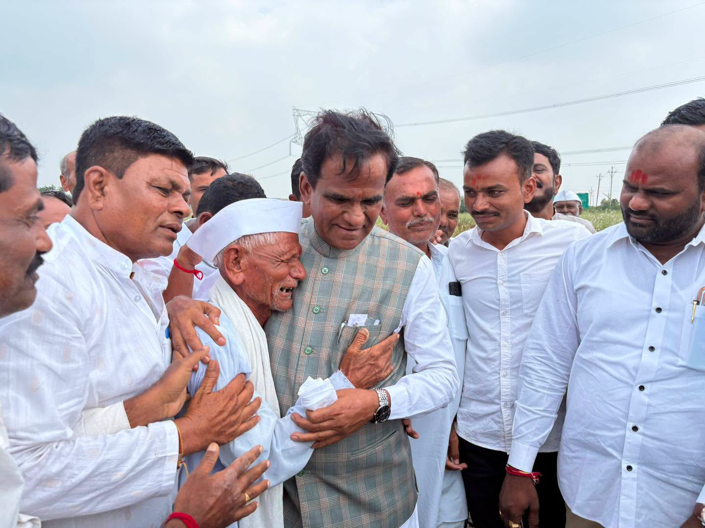 दानवे यांनी प्रत्यक्ष बांधावर जाऊन झालेल्या पिकांचे नुकसान तसेच शेतकऱ्यांशी संवाद साधला. दानवे यांनी प्रत्यक्ष बांधावर जाऊन झालेल्या पिकांचे नुकसान तसेच शेतकऱ्यांशी संवाद साधला.