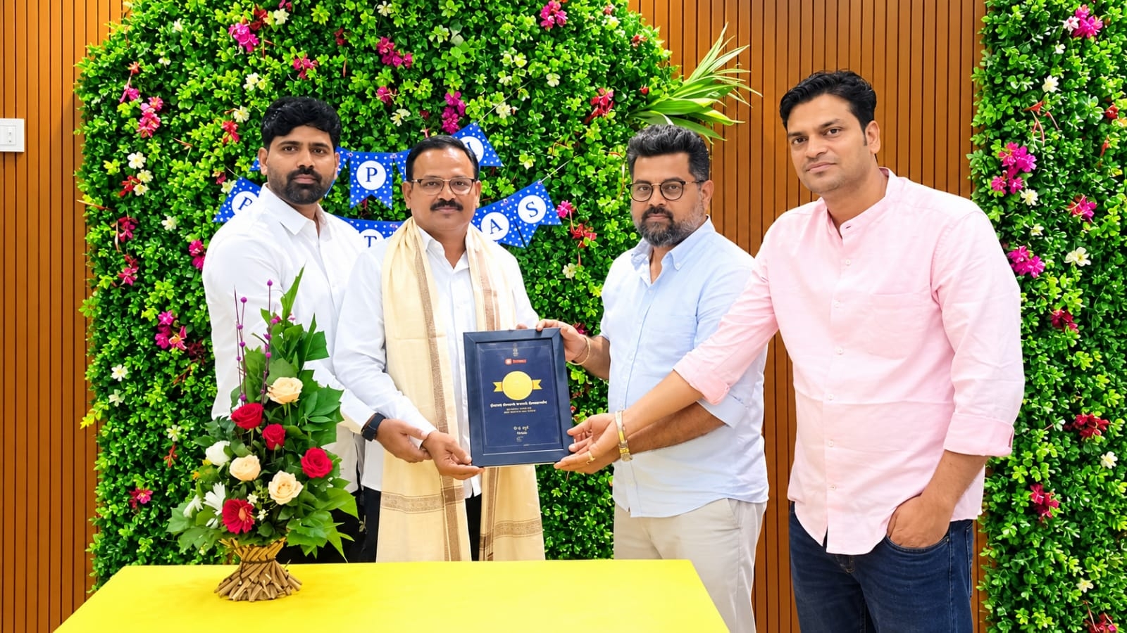स्विगीच्या वतीने मोहन सनराईजचा ट्रॉफी व सन्मानपत्र देऊन गौरव करण्यात आला. 