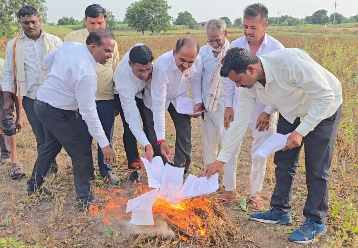 करपलेल्या सोयाबीनसह दुष्काळी शासन निर्णयाची होळी