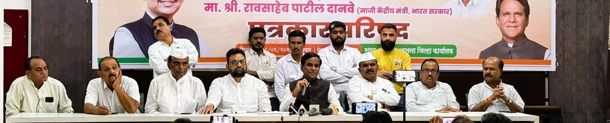  पत्रकार परिषदेत बोलताना त्यांनी राहुल गांधी आणि काँग्रेसवर तीव्र शब्दांत टीका केली.