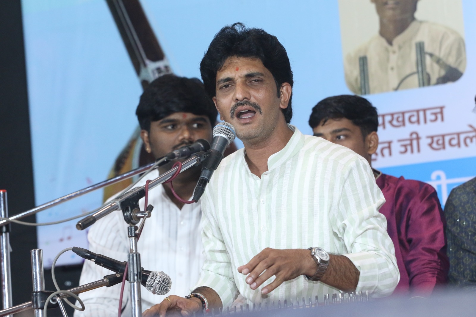 अभंगवाणी, नाट्यसंगीत आणि रागदारी संगीताच्या त्रिवेणी संगमाने जालनेकर रसिकश्रोत्यांना मंत्रमुग्ध केले.