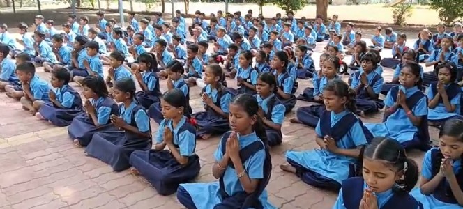 जालना जिल्ह्यातील 2 हजार शाळांमध्ये 3 लाख विद्यार्थ्यांचे सामूहिक प्रार्थना गीत