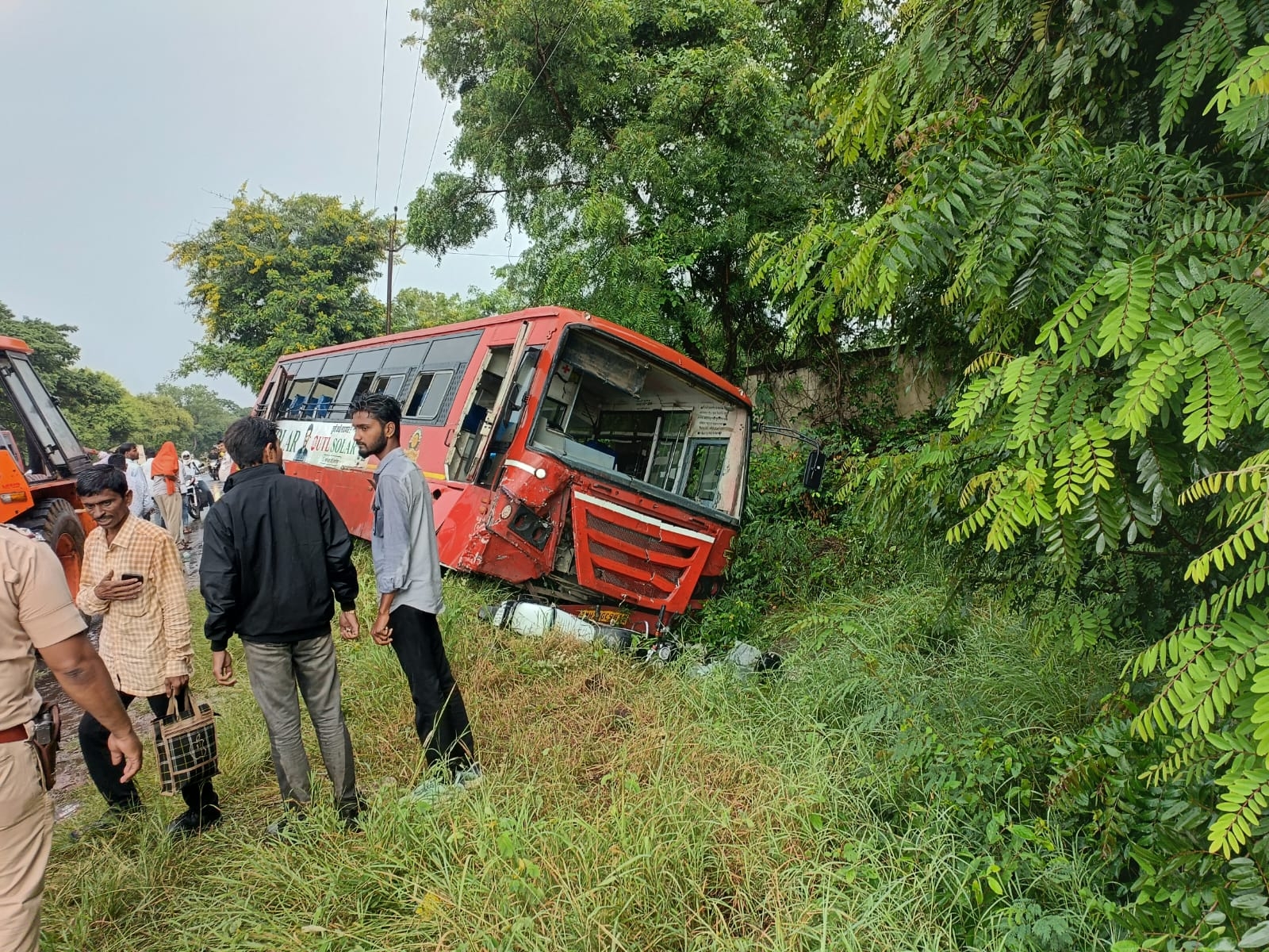 जालना महामार्गावर थरार! ४५ प्रवाशांची बस रस्त्याखाली घसरली
